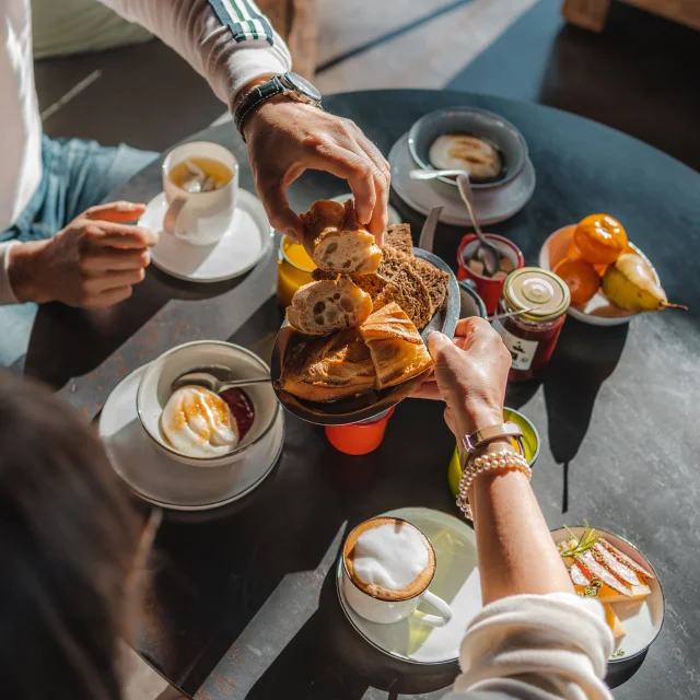 Couple prenant un petit déjeuner au Bateau Libre