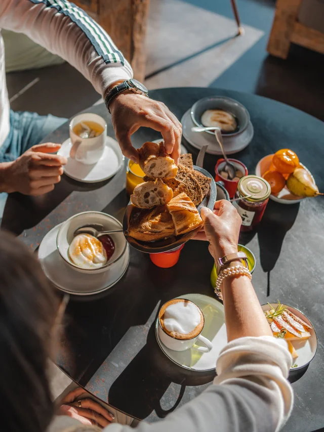 Couple prenant un petit déjeuner au Bateau Libre