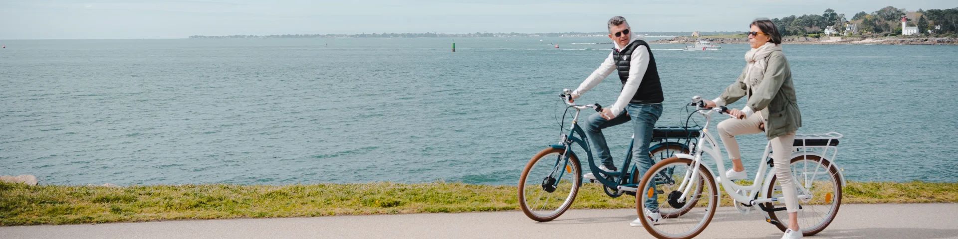 Paar auf dem Fahrrad auf der Corniche de la Mer