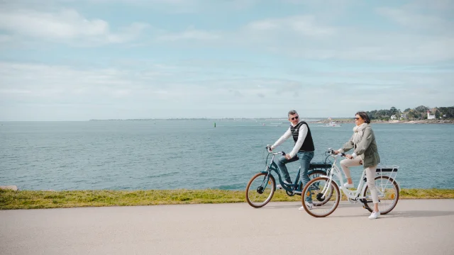Couple à vélo sur la Corniche de la Mer