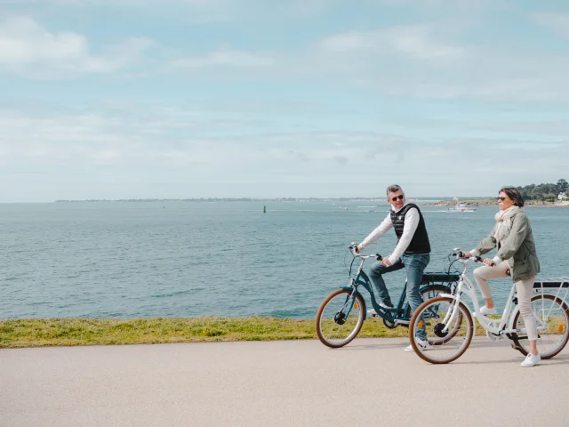 Couple à vélo sur la Corniche de la Mer