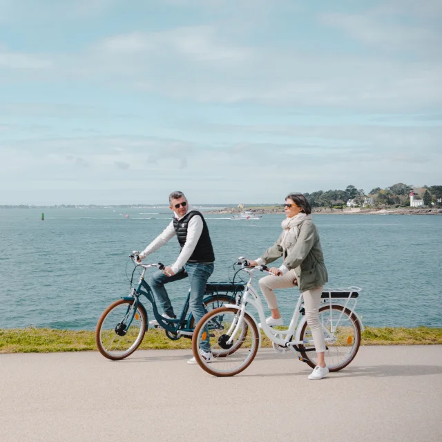 Couple à vélo sur la Corniche de la Mer