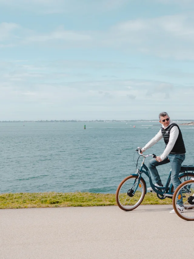 Couple à vélo sur la Corniche de la Mer