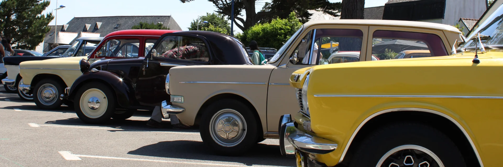 Rassemblement du Club Simca France sur la Place du Meneyer à Bénodet