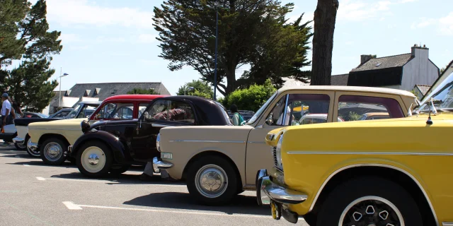 Rassemblement du Club Simca France sur la Place du Meneyer à Bénodet