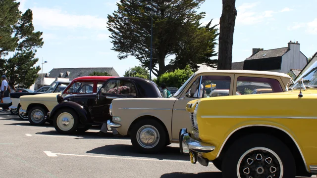 Versammlung des Simca Club France auf dem Place du Meneyer in Bénodet