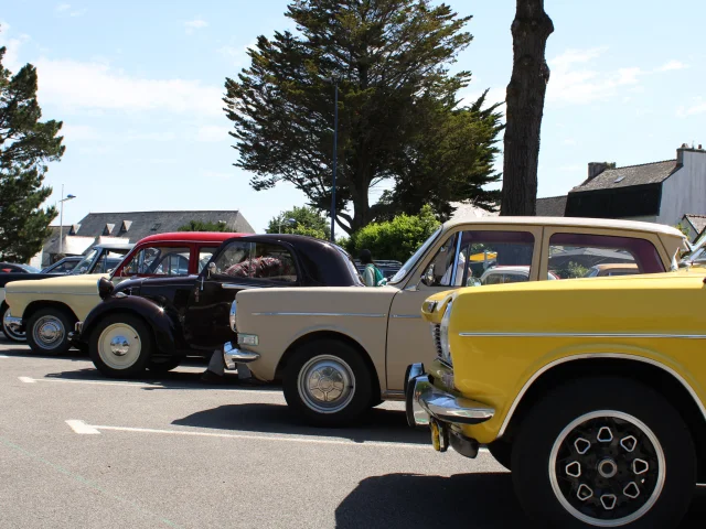 Simca France Club meeting on the Place du Meneyer in Bénodet