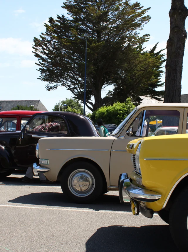 Rassemblement du Club Simca France sur la Place du Meneyer à Bénodet