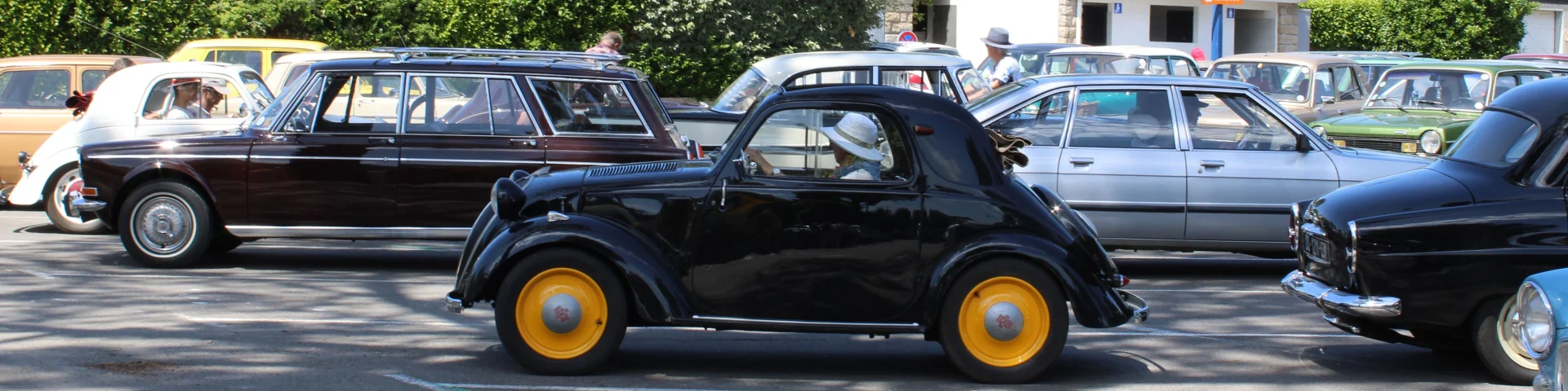 Rassemblement du Club Simca France sur la Place du Meneyer