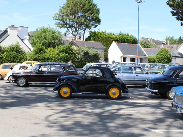 Rassemblement du Club Simca France sur la Place du Meneyer