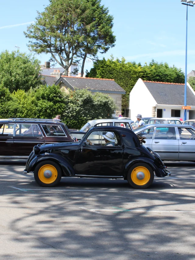 Simca France Club meeting at Place du Meneyer