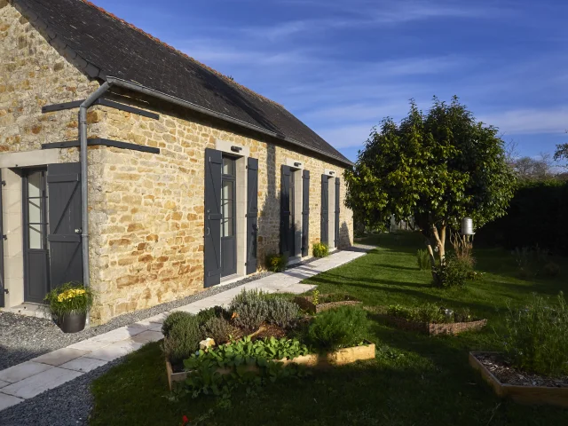 Façade extérieure de la salle de bal de la Maison d'Hôtes Au 46