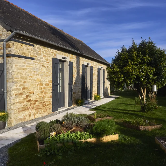 Façade extérieure de la salle de bal de la Maison d'Hôtes Au 46