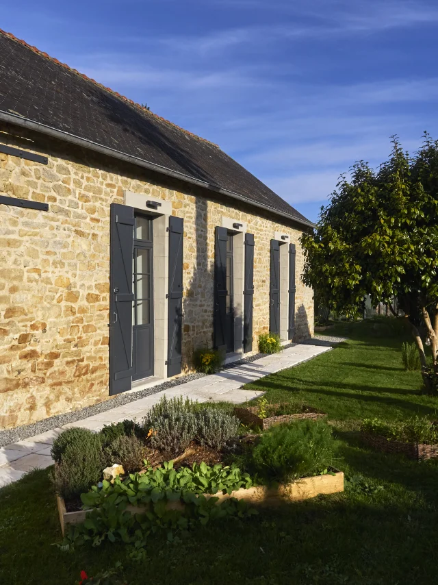 Façade extérieure de la salle de bal de la Maison d'Hôtes Au 46
