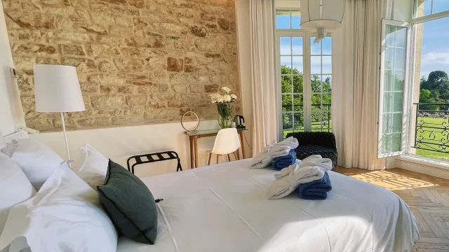 Chambre du Château Les Garennes avec vue parc