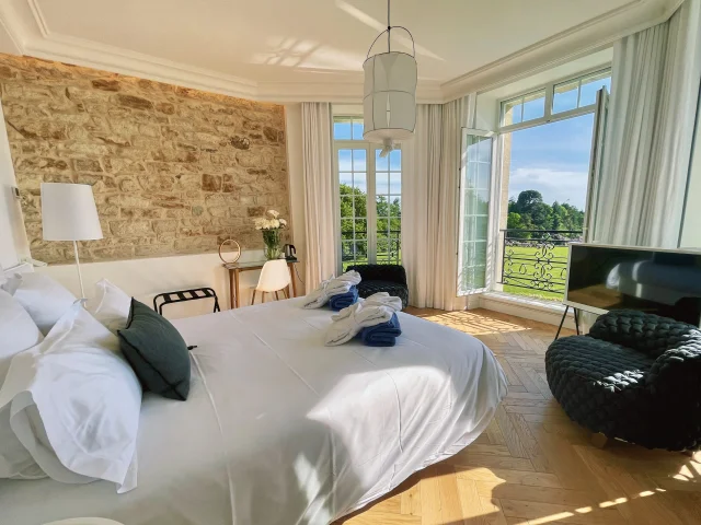 Chambre du Château Les Garennes avec vue parc