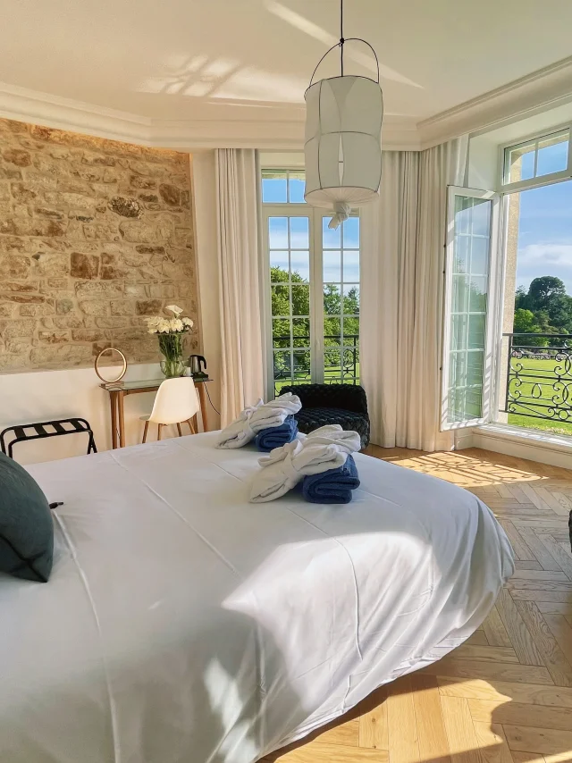 Zimmer des Schlosses Les Garennes mit Parkblick