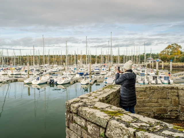 Visiteuse prenant en photo le Port de Plaisance de Bénodet