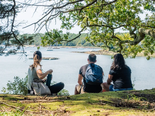 Randonneurs en pause le long de l'Odet près du Pont de Cornouaille