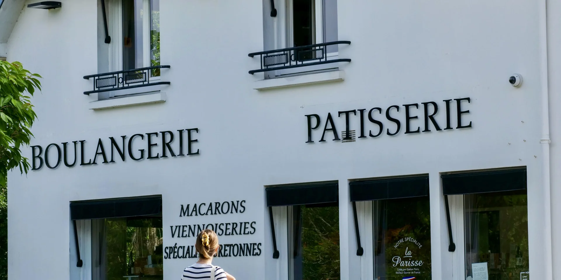 Jeune femme se rendant à La Boulangerie de Bénodet