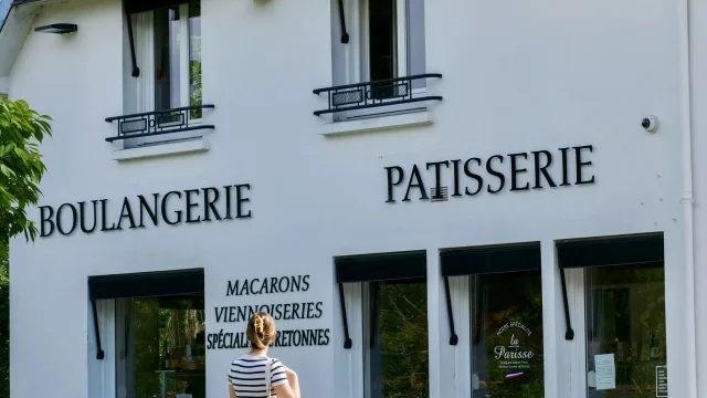 Jonge vrouw op weg naar La Boulangerie in Bénodet