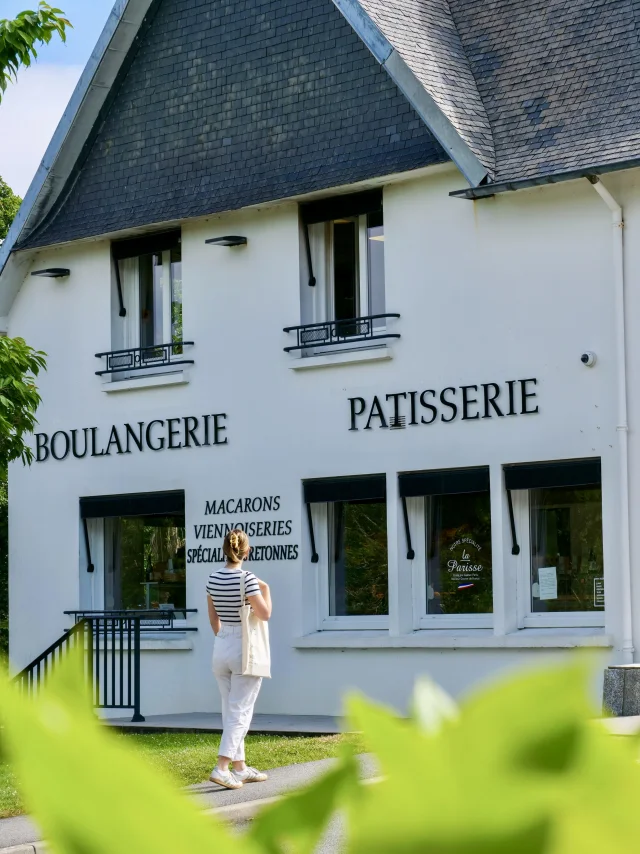 Junge Frau auf dem Weg zu La Boulangerie in Bénodet