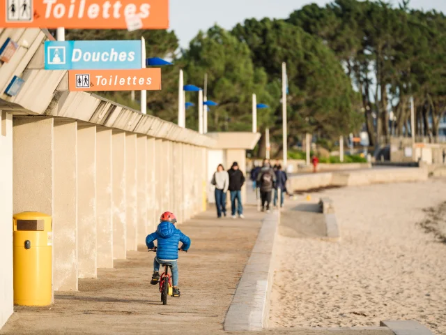 Petit garçon à vélo le long de la Plage du Trez