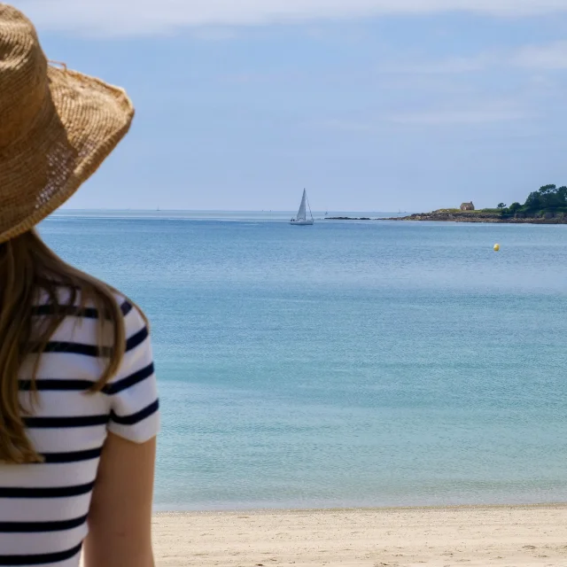 Jeune femme admirant la Pointe de Combrit depuis la Plage du Trez à Bénodet