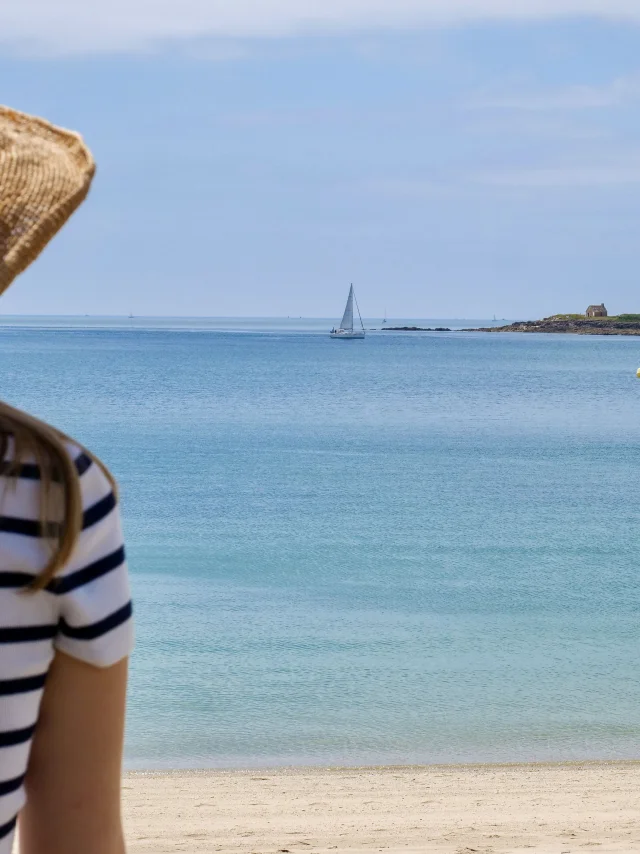 Jeune femme admirant la Pointe de Combrit depuis la Plage du Trez à Bénodet