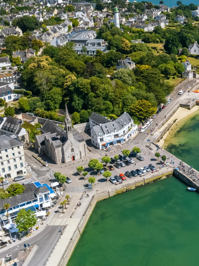 Luftaufnahme des alten Hafens von Bénodet mit seiner Kirche Saint-Thomas