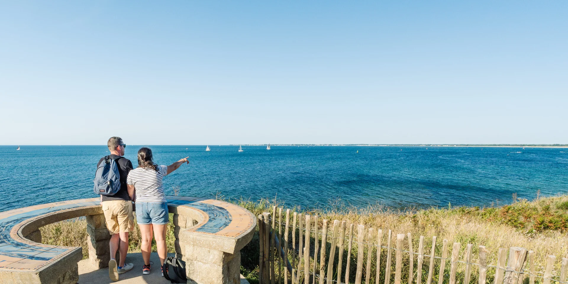 Couple admirant l'horizon au niveau de la table d'orientation de la Pointe de Groasguen à Bénodet