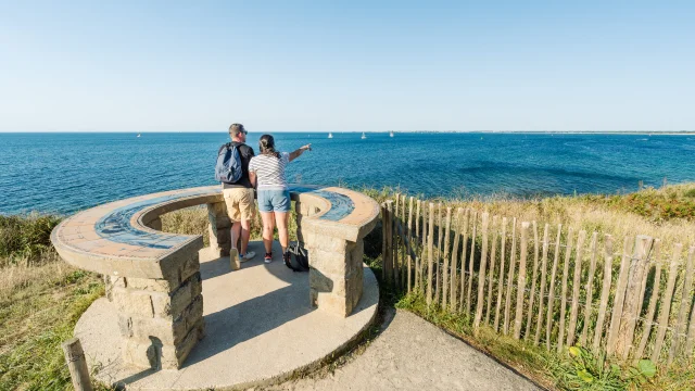 Couple admirant l'horizon au niveau de la table d'orientation de la Pointe de Groasguen à Bénodet