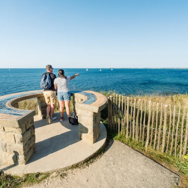 Couple admirant l'horizon au niveau de la table d'orientation de la Pointe de Groasguen à Bénodet