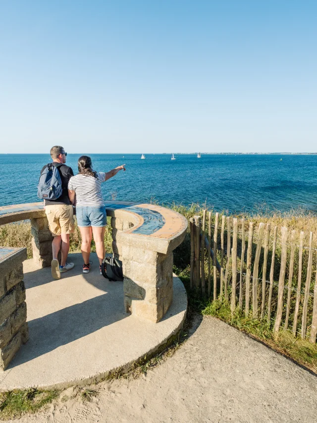 Couple admirant l'horizon au niveau de la table d'orientation de la Pointe de Groasguen à Bénodet