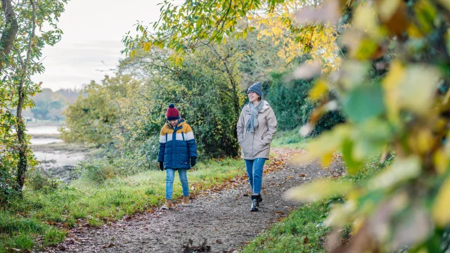 Eine Mutter und ihr Sohn beim Spaziergang in der Anse du Petit Moulin in Bénodet