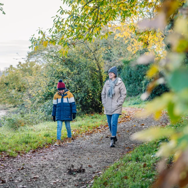 Eine Mutter und ihr Sohn beim Spaziergang in der Anse du Petit Moulin in Bénodet