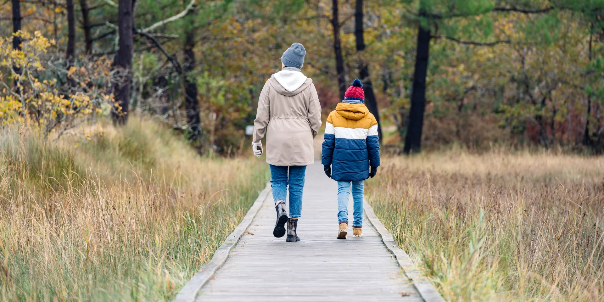 Une mère et son fils en promenade dans l'Anse du Petit Moulin à Bénodet
