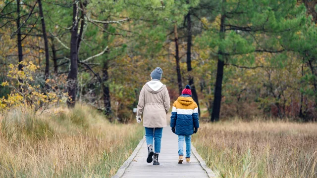 Eine Mutter und ihr Sohn beim Spaziergang in der Anse du Petit Moulin in Bénodet