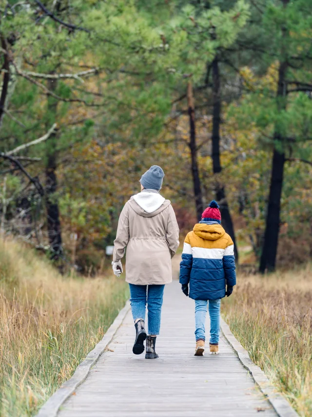 A mother and her son on a walk in the Anse du Petit Moulin in Bénodet