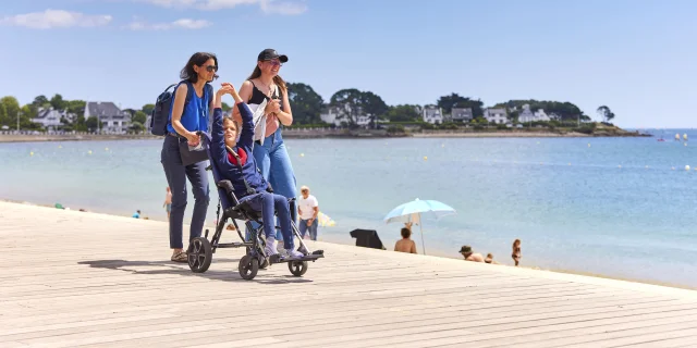 Balade sur l'Esplanade qui longe la Plage du Trez