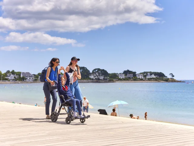 Balade sur l'Esplanade qui longe la Plage du Trez