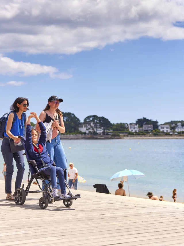 Balade sur l'Esplanade qui longe la Plage du Trez