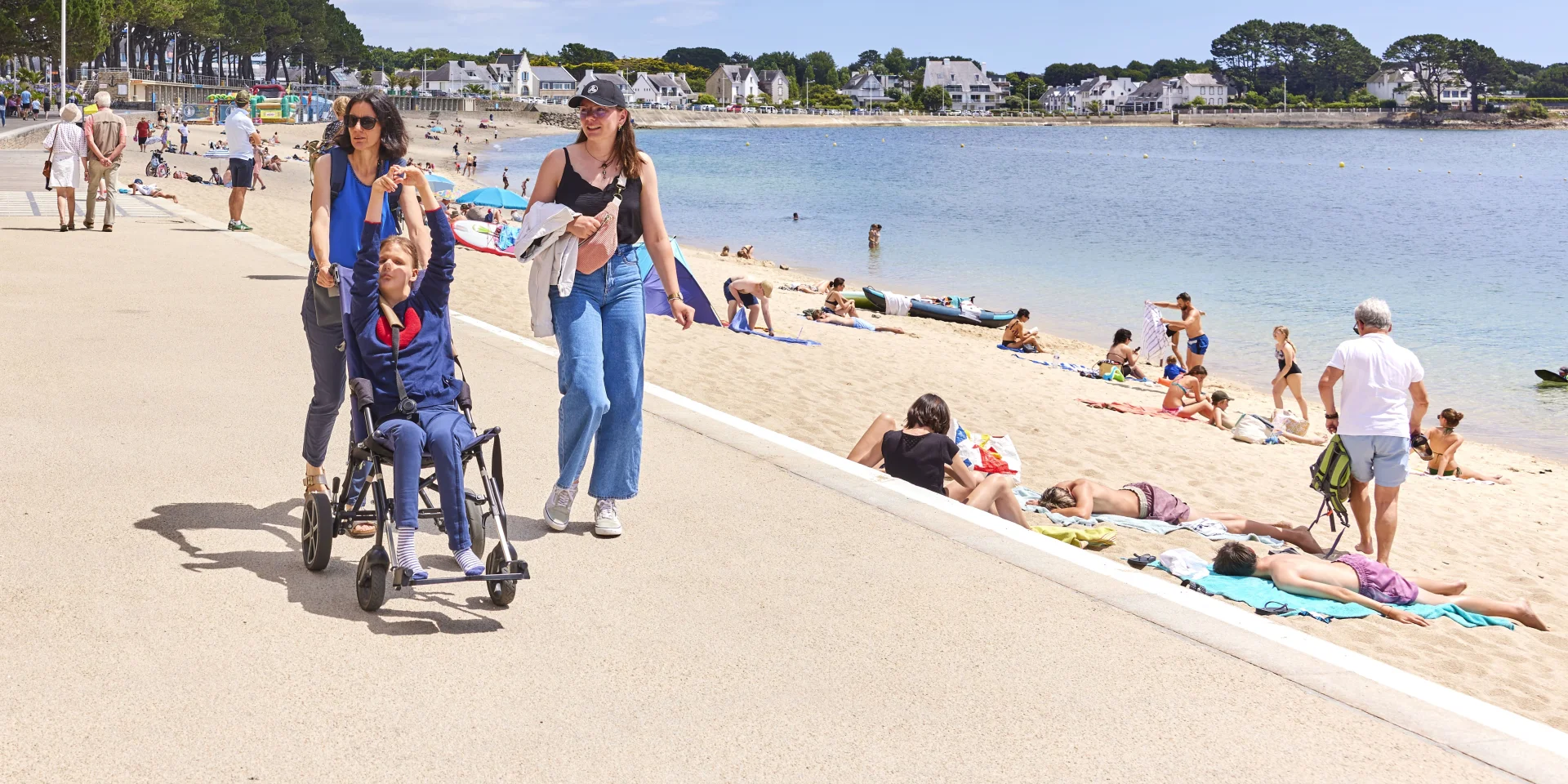 Spaziergang auf der Esplanade, die am Plage du Trez entlangführt