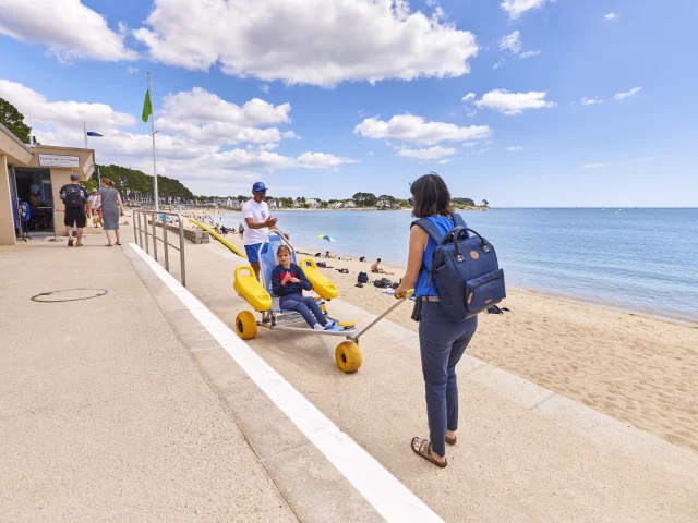 Nutzer des Tiralo am Strand von Le Trez