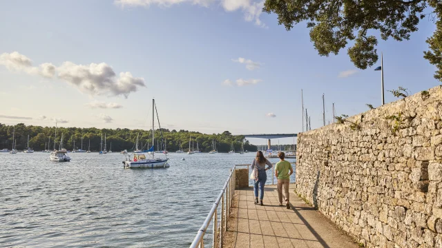 Couple of young people strolling towards the Bénodet marina