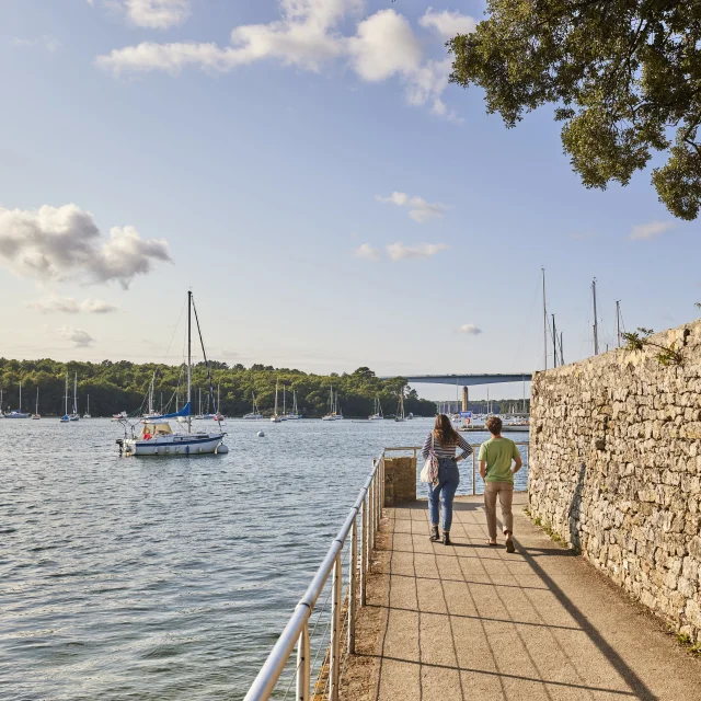 Couple de jeunes gens en promenade vers le Port de Plaisance de Bénodet