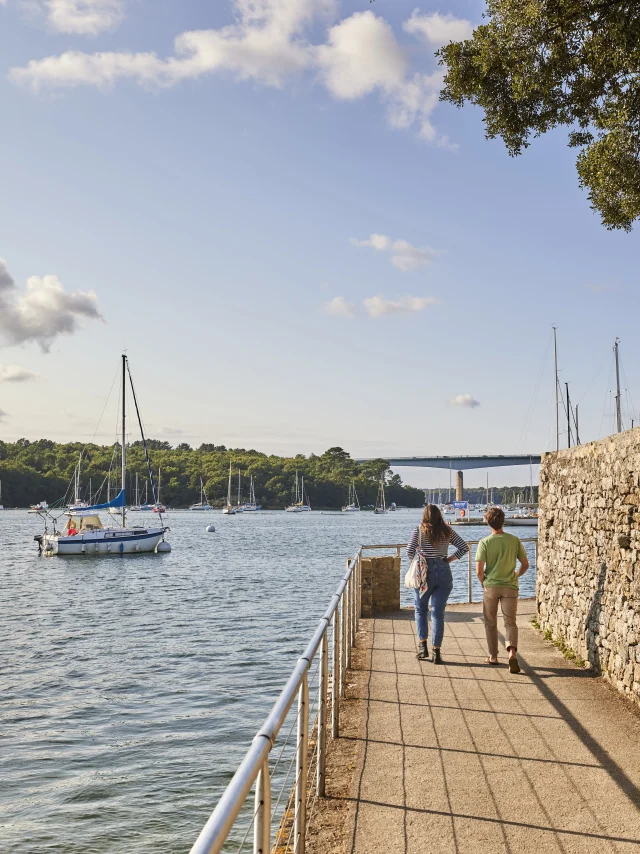 Couple de jeunes gens en promenade vers le Port de Plaisance de Bénodet