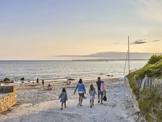 Famille se rendant sur la Plage de la Pointe Saint-Gilles