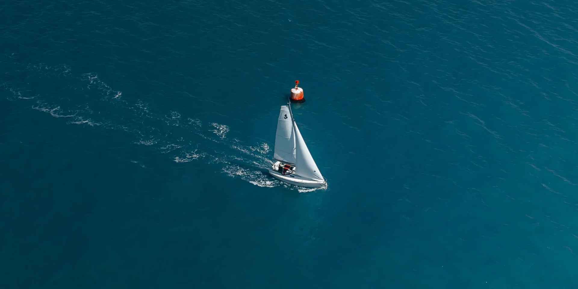 Luftaufnahme eines Segelschiffs, das in der Bucht von Bénodet segelt
