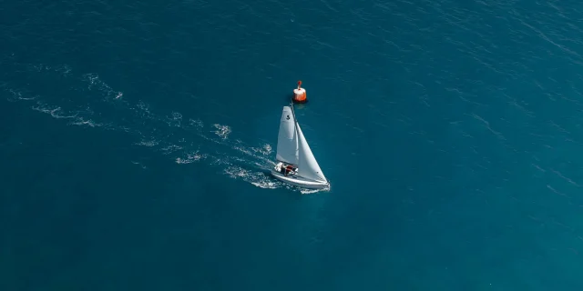 Luftaufnahme eines Segelschiffs, das in der Bucht von Bénodet segelt